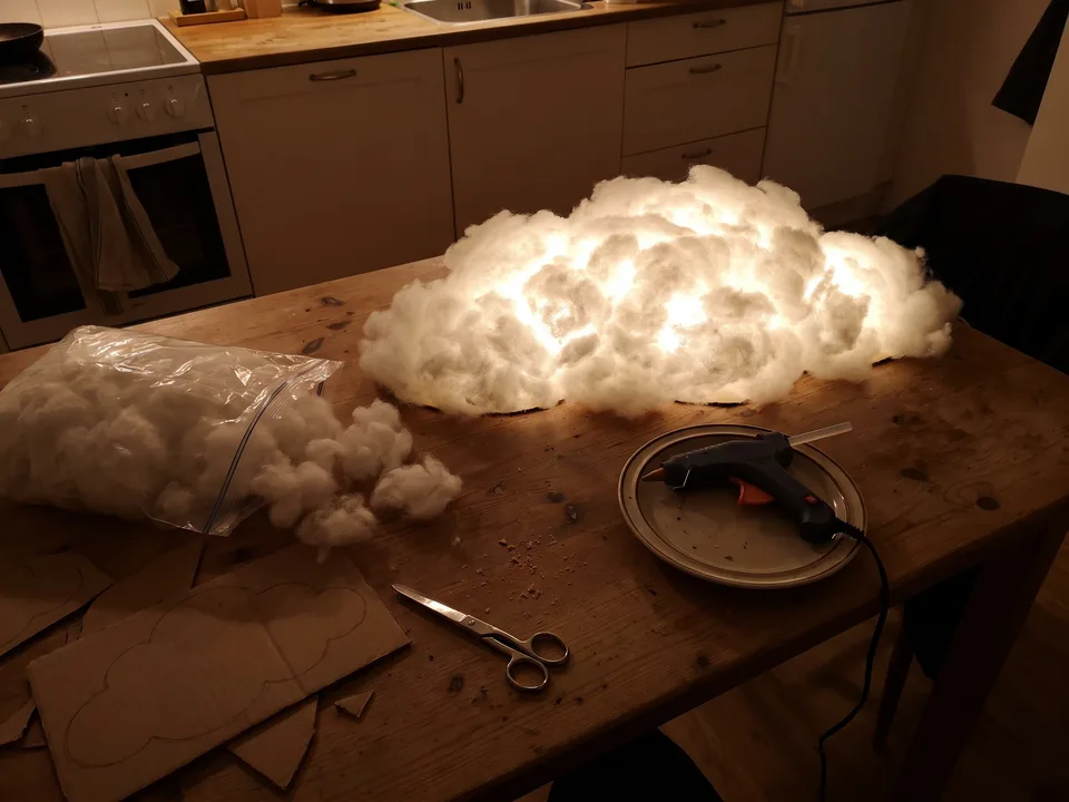 Foto de ejemplo: nube de pared recién terminada sobre la mesa de la cocina