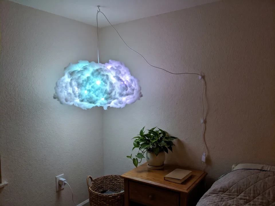 Foto de ejemplo: nube colgante con el cable sujeto con clips y el cargador a la vista