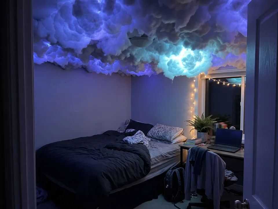Foto de ejemplo: techo de tormenta de nubes encendido en un dormitorio