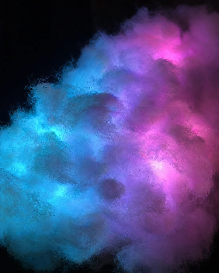 Detalle de la guata encendida por dentro en cian y magenta